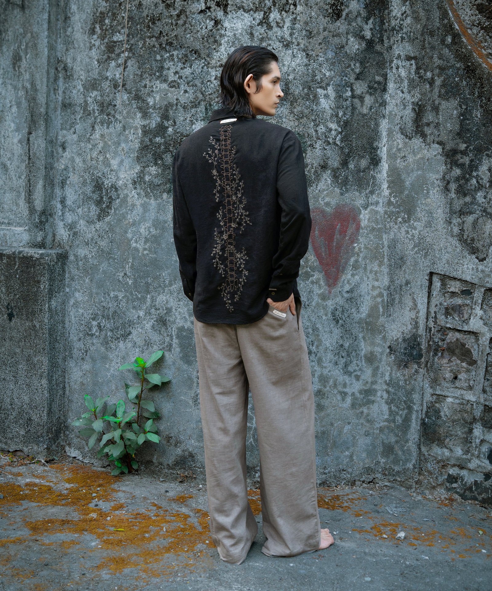 THE NOIR BLOOM 4 The Noir Bloom Linen Shirt Back View